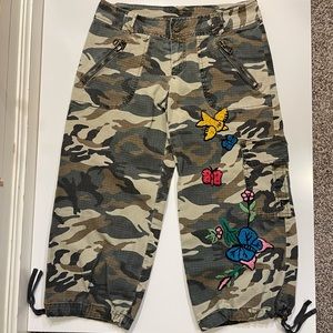 Monteau Camo Cargo Capri Embroidered Stitch Size M